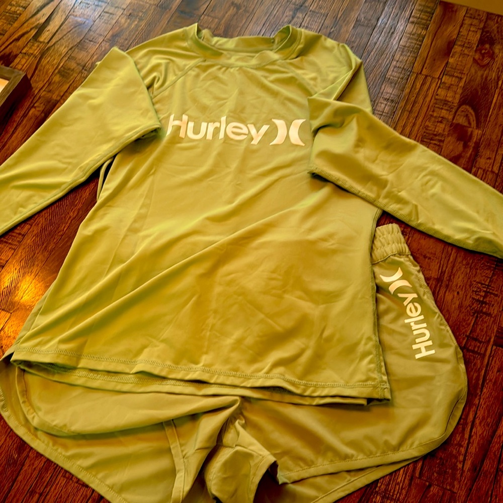 Hurley - Rashguard (S) and board short (L)